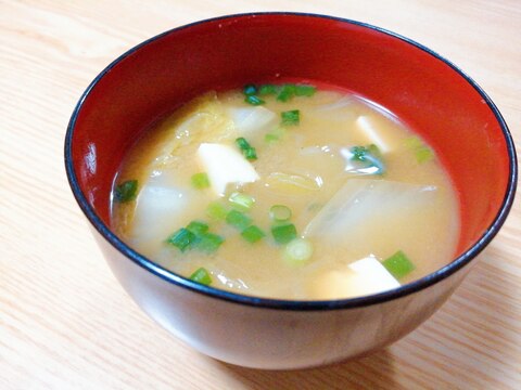 白菜と豆腐と小ねぎの味噌汁